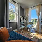 Cosy And Quiet One Bedroom Thames Flat