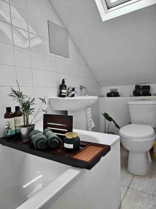 Cosy And Quiet One Bedroom Thames Flat * London