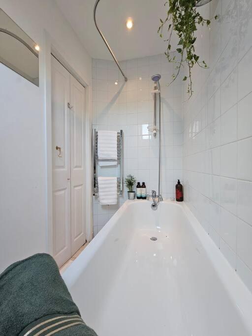 Appartamento Cosy And Quiet One Bedroom Thames Flat Londra