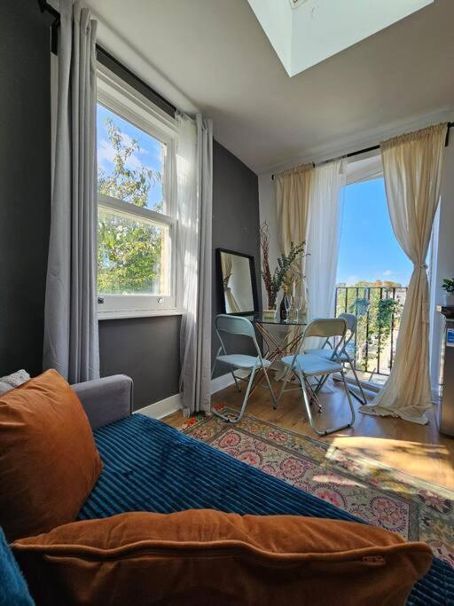 Cosy And Quiet One Bedroom Thames Flat Londra