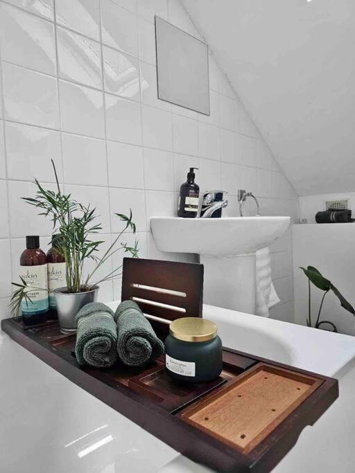 Cosy And Quiet One Bedroom Thames Flat Appartamento *