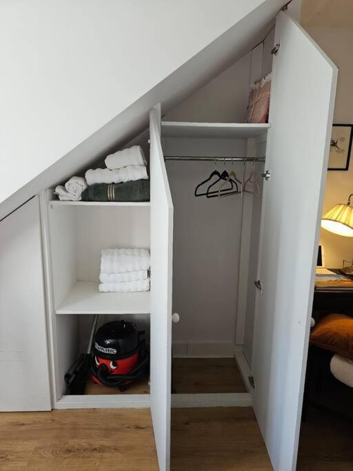 Cosy And Quiet One Bedroom Thames Flat * Londra